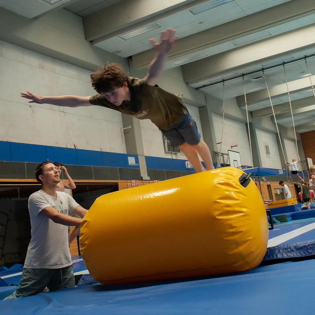 Sprung über Airroll im WEMOVE.-Camp