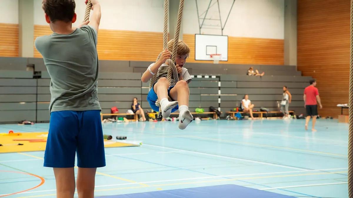 Kind klettert am Tau — WEMOVE.