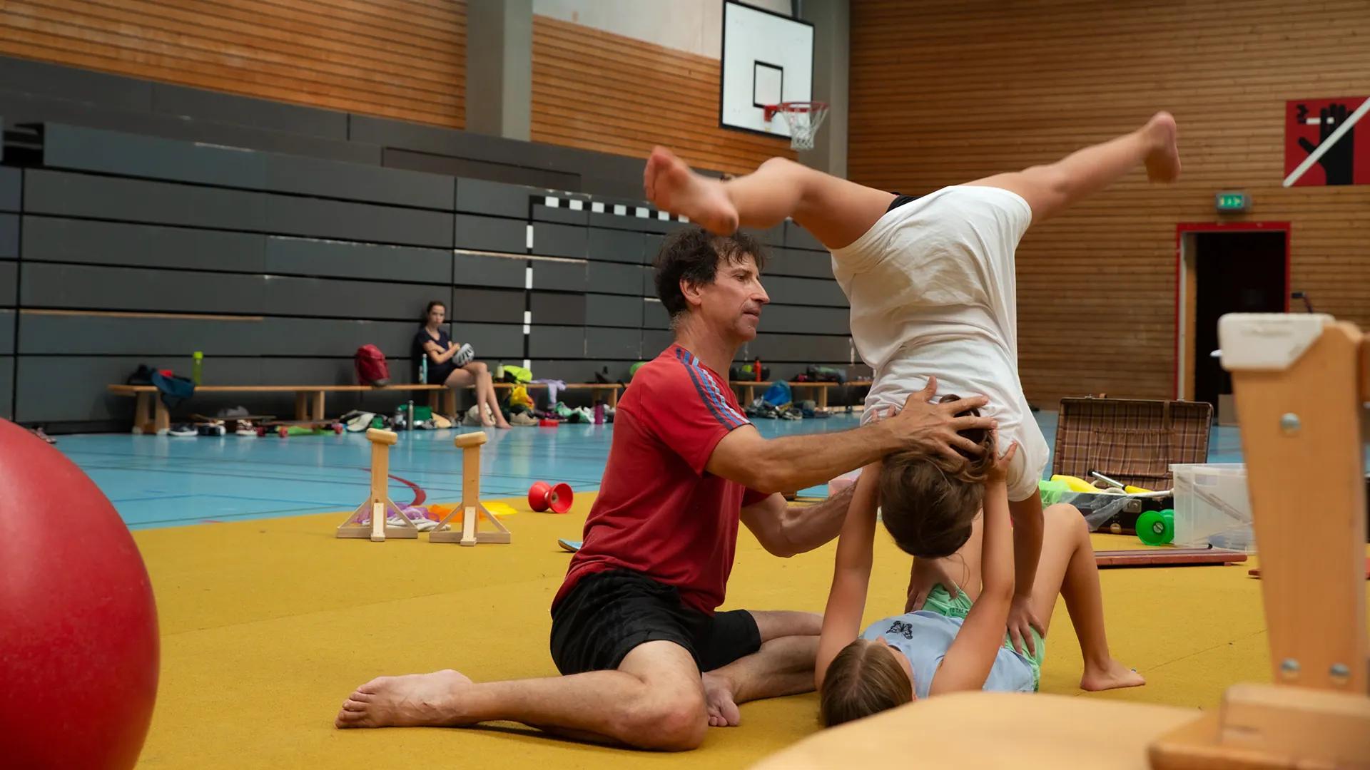 Handstand-Training mit Trainer — WEMOVE.