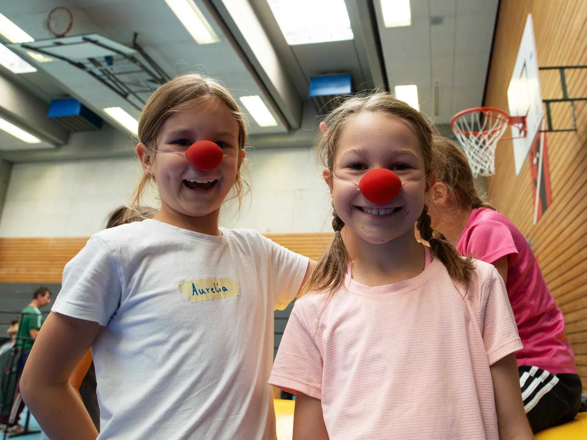 Zwei Kinder mit Clownsnasen — WEMOVE.