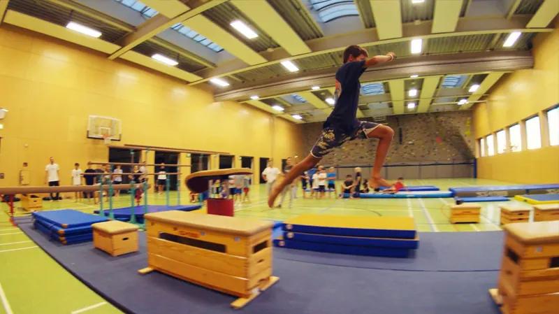 Parkour-Sprung über den Sprungkasten — WEMOVE.