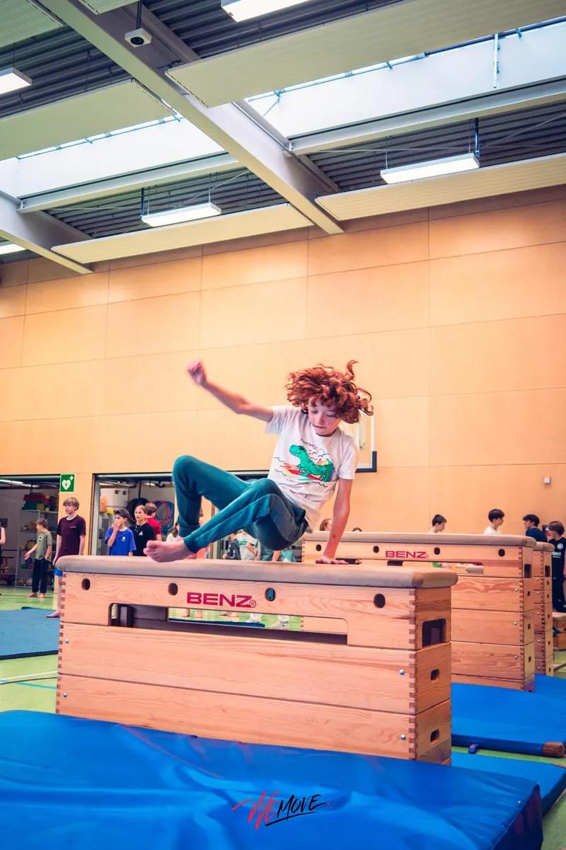 Sprung über den Sprungkasten — WEMOVE.